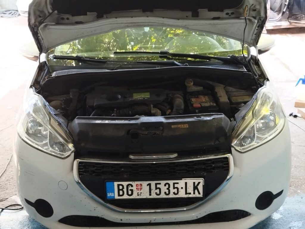 Peugeot 208 na servisu farova