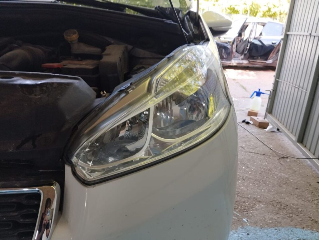 Peugeot 208, požuteo far pre reparacije